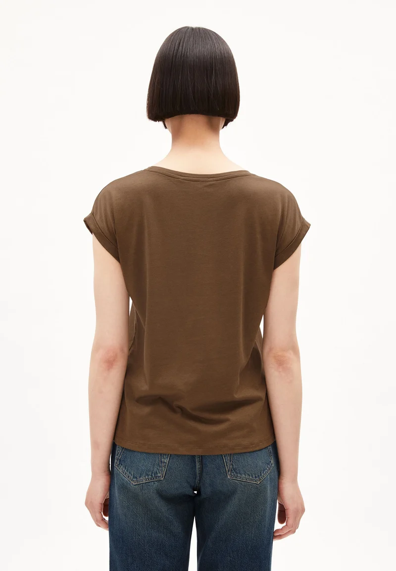 JILAANA T-SHIRT | dried moss