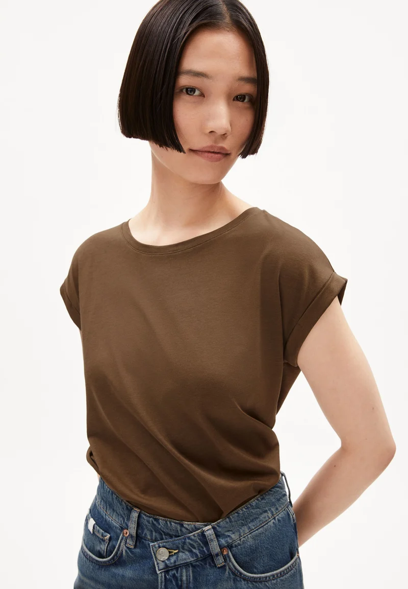 JILAANA T-SHIRT | dried moss