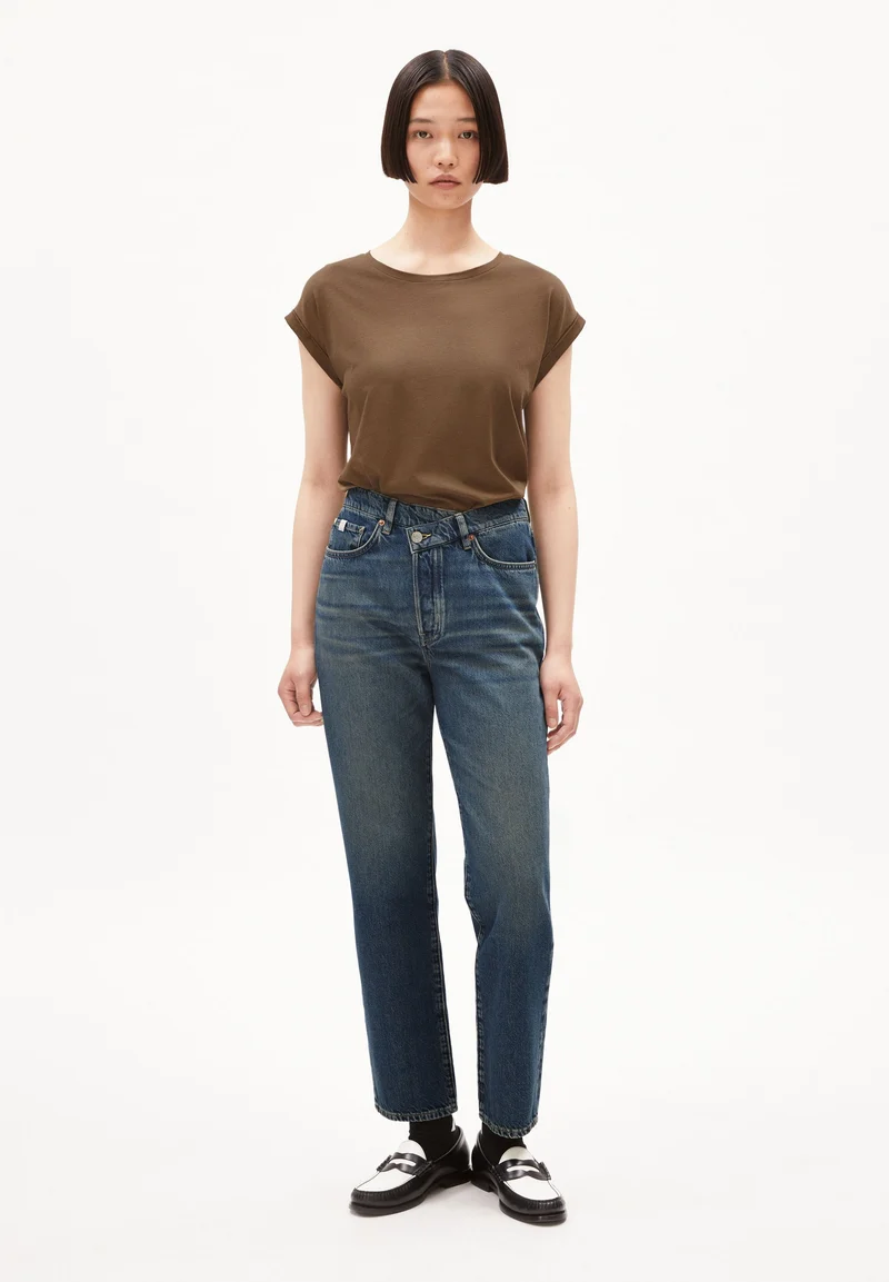 JILAANA T-SHIRT | dried moss