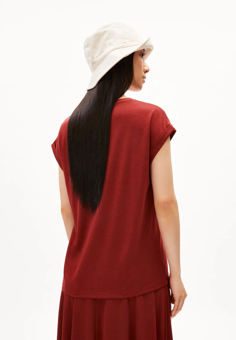 JILAANA T-SHIRT | dark crimson