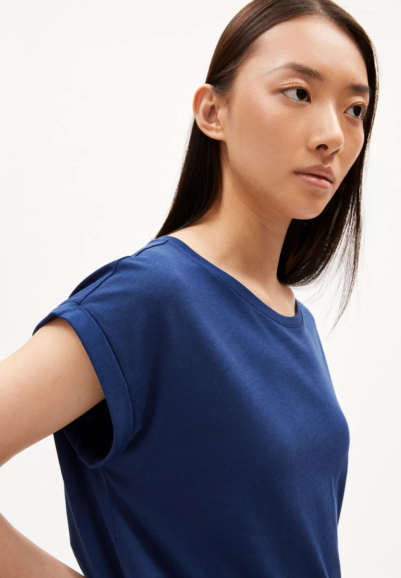 JILAANA T-SHIRT | faded indigo