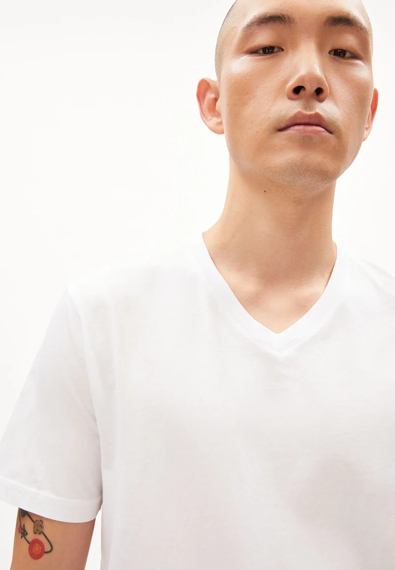 JAAMES V-NECK | white