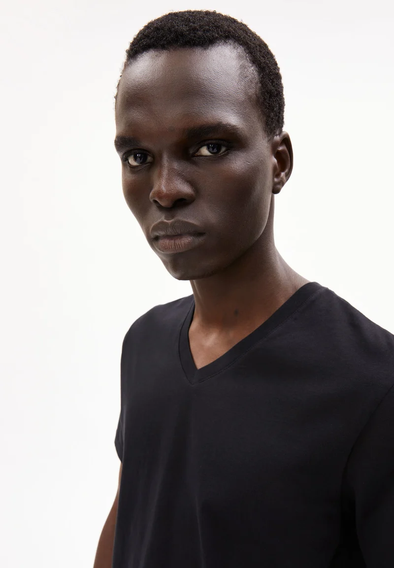 JAAMES V-NECK | black