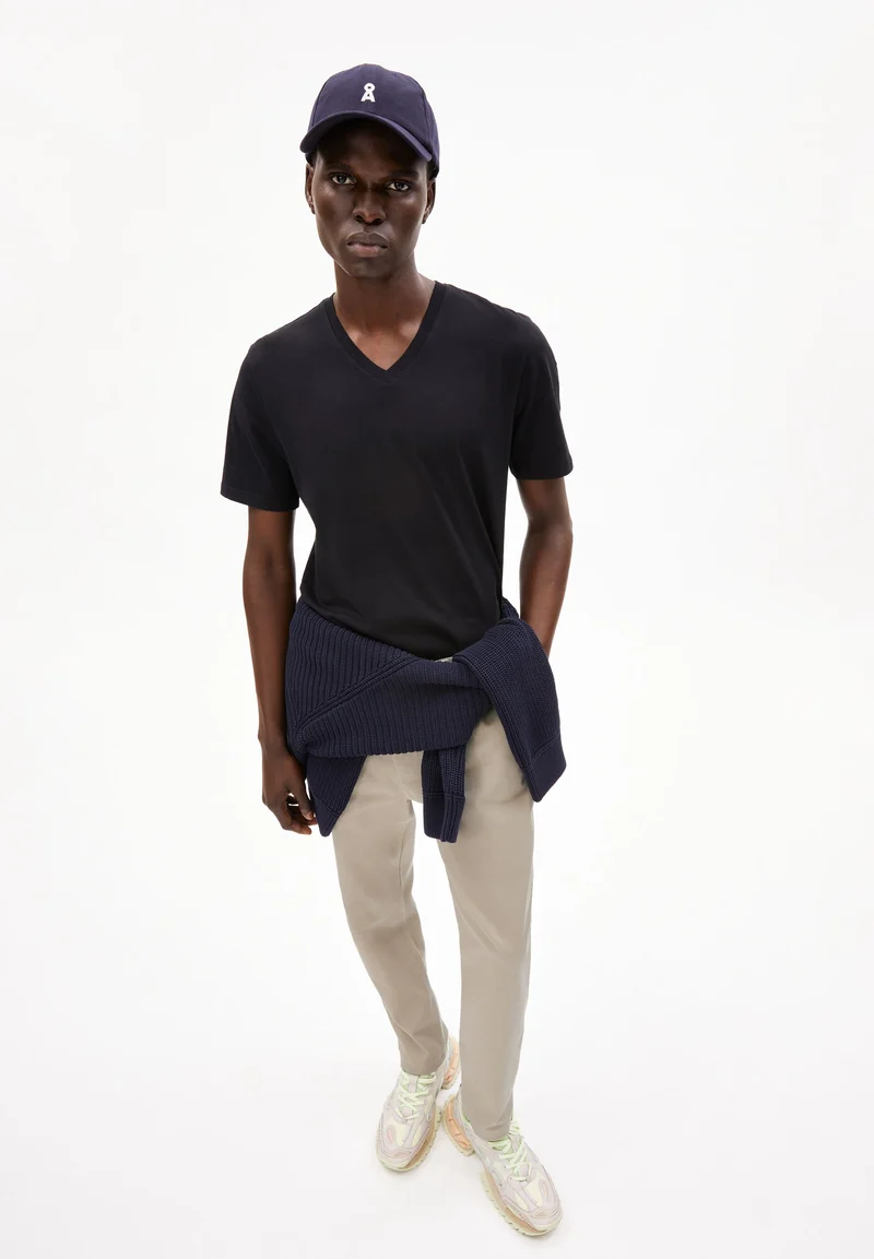 JAAMES V-NECK | black