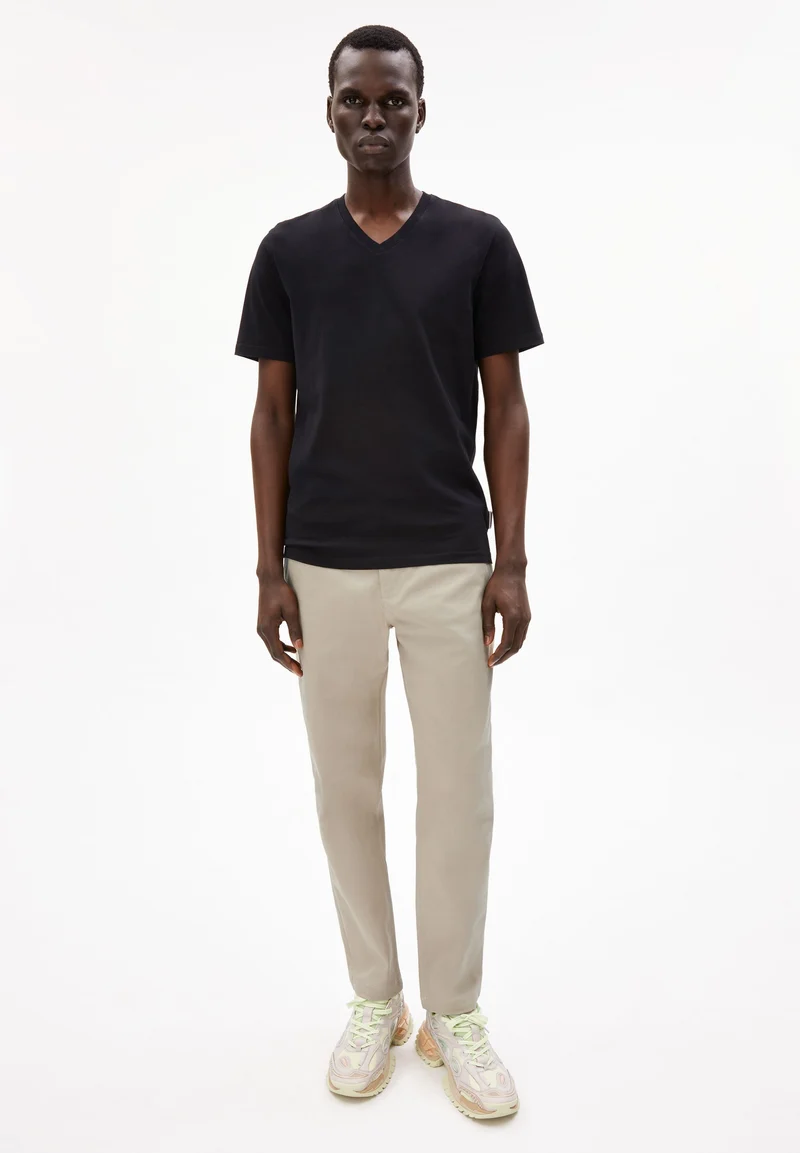 JAAMES V-NECK | black