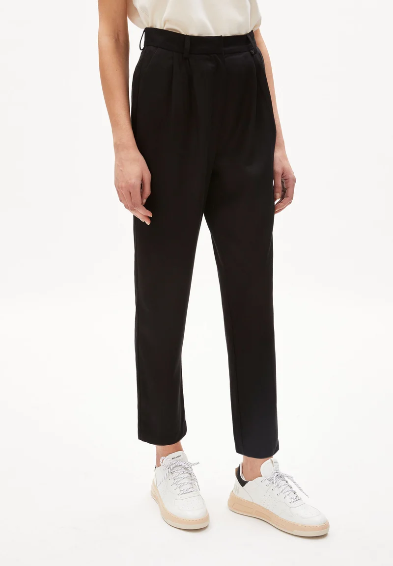 ARETAA | black