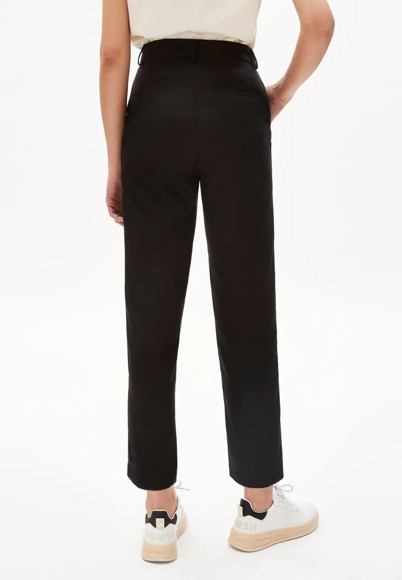 ARETAA | black