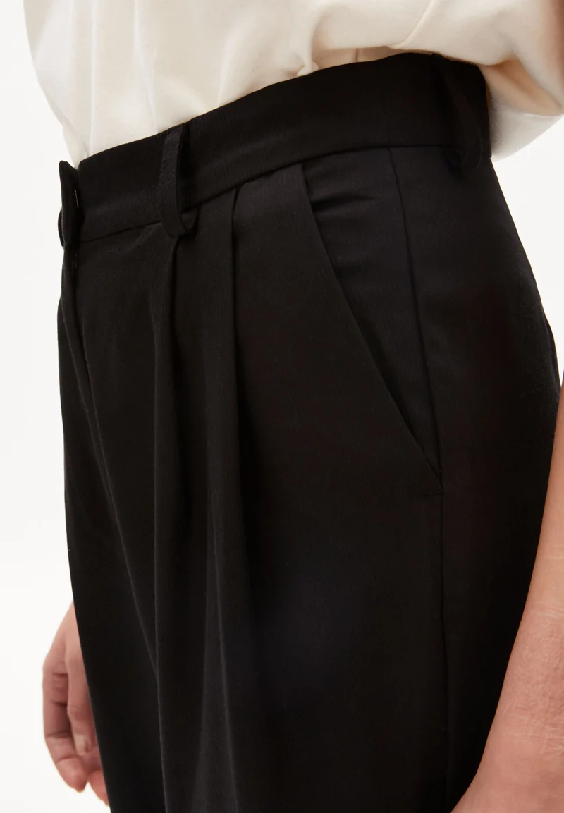 ARETAA | black
