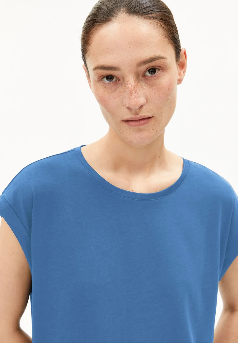 JILAANA T-SHIRT | dark morning