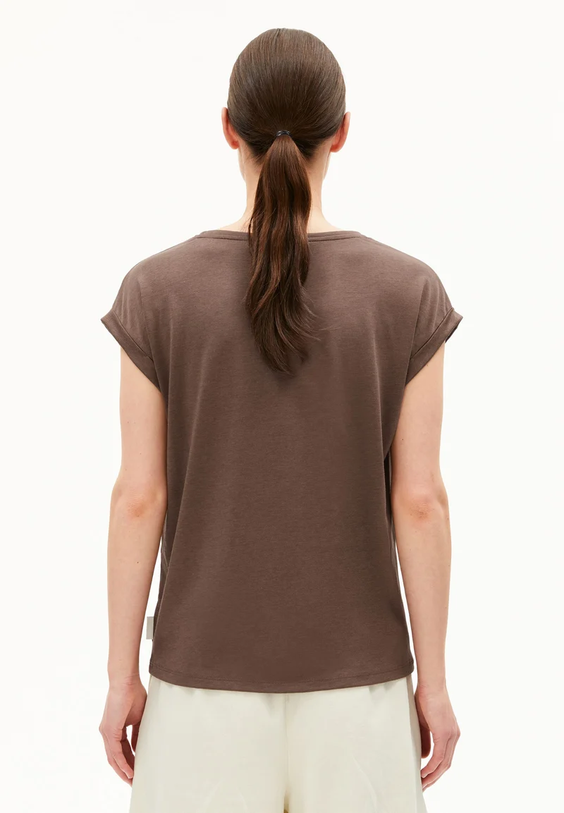 JILAANA T-SHIRT | toasty tan