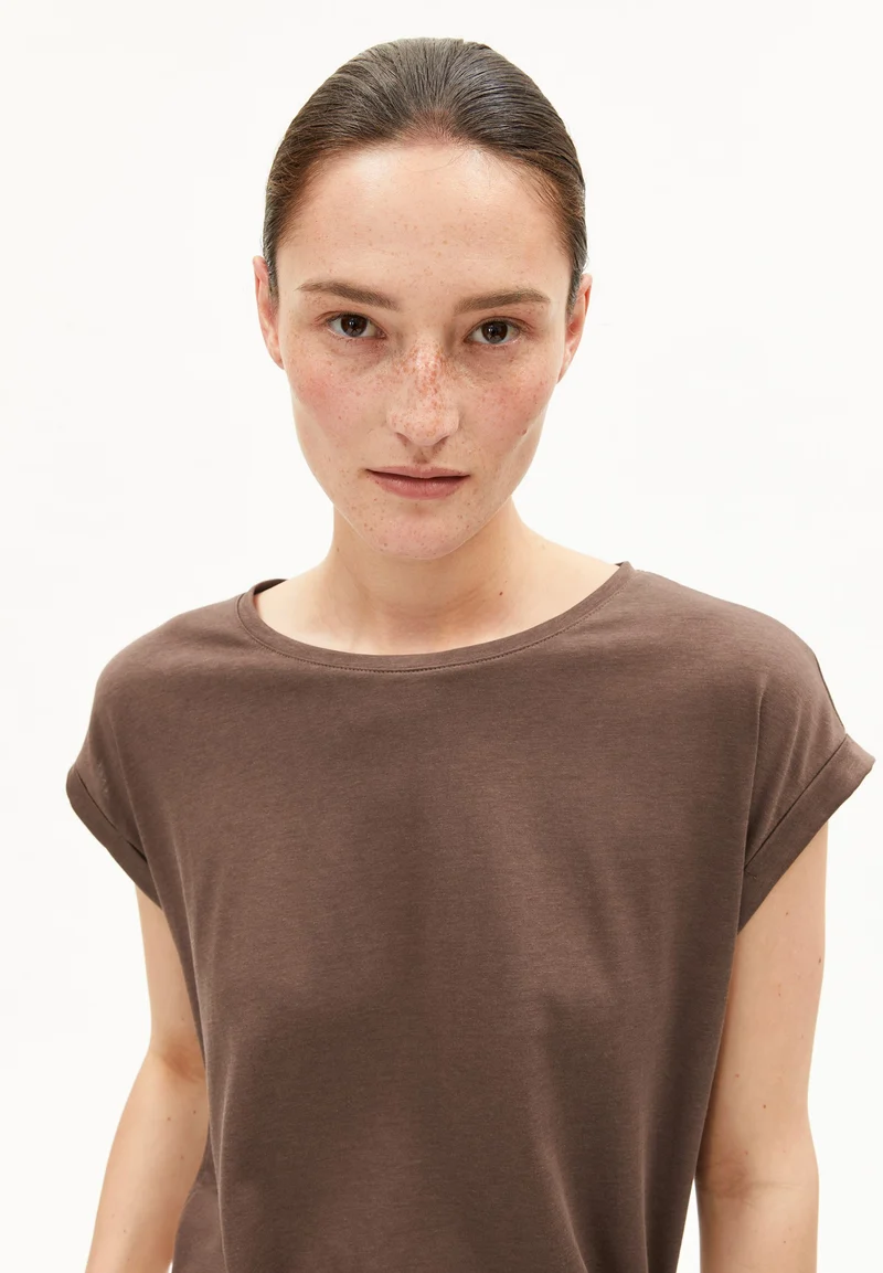 JILAANA T-SHIRT | toasty tan