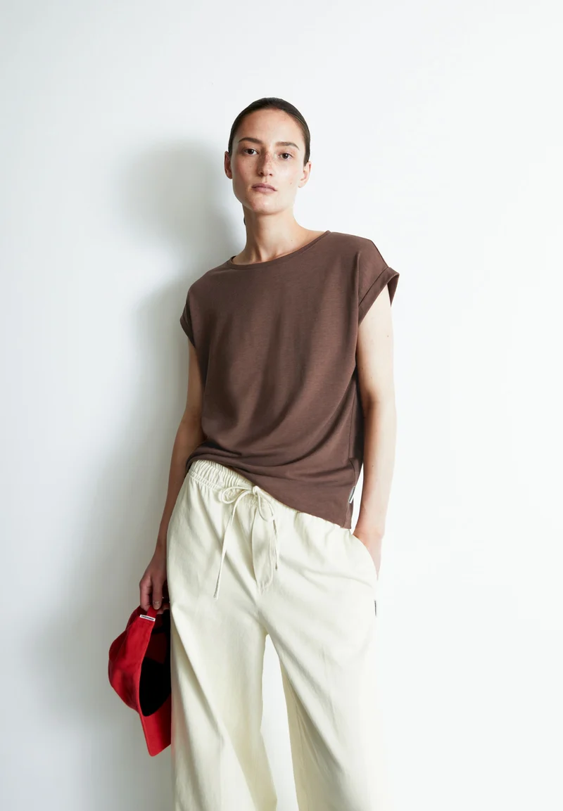 JILAANA T-SHIRT | toasty tan