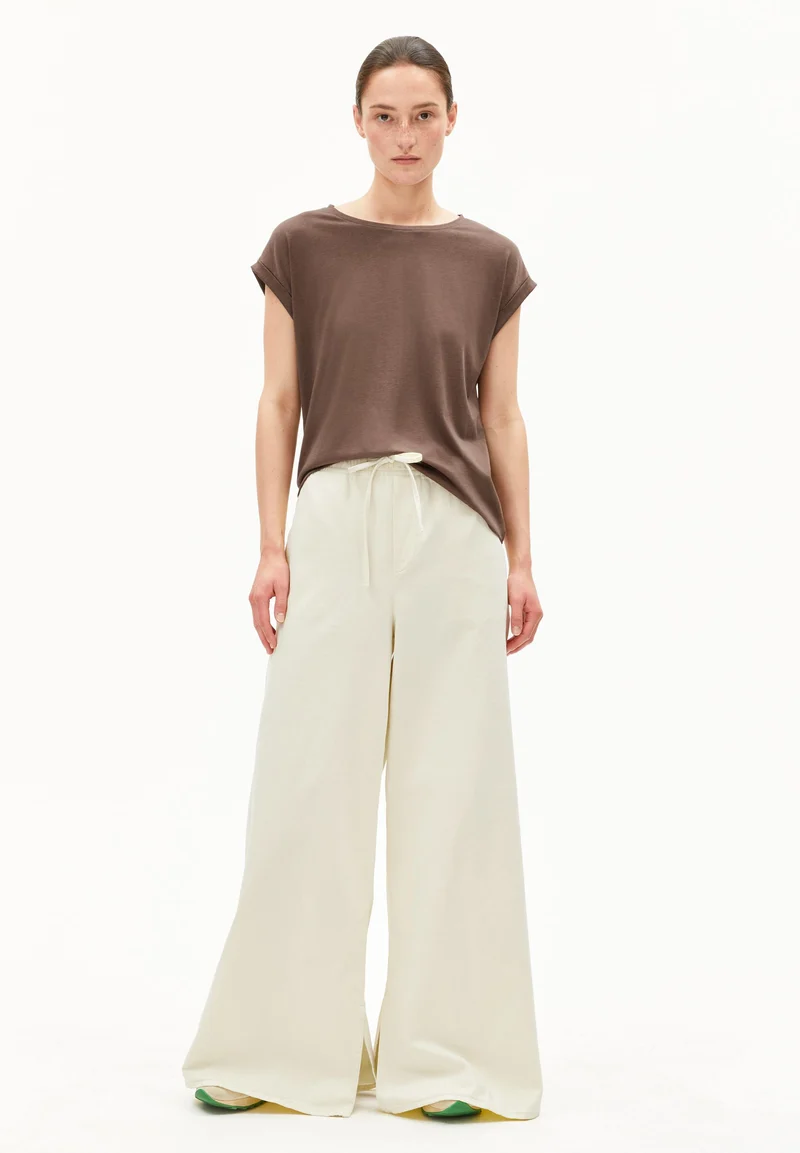 JILAANA T-SHIRT | toasty tan