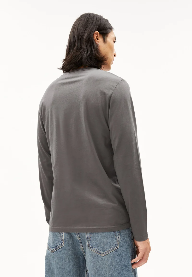 JAAMES LONGSLEEVE | iron cast