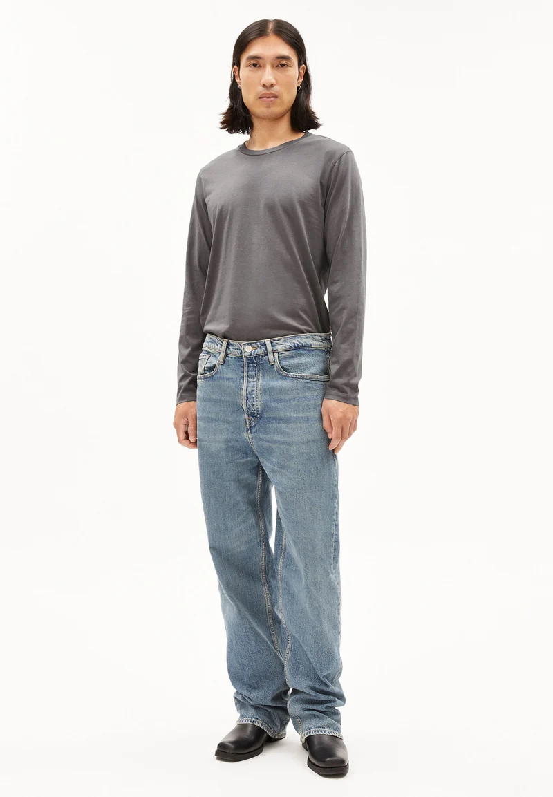 JAAMES LONGSLEEVE | iron cast