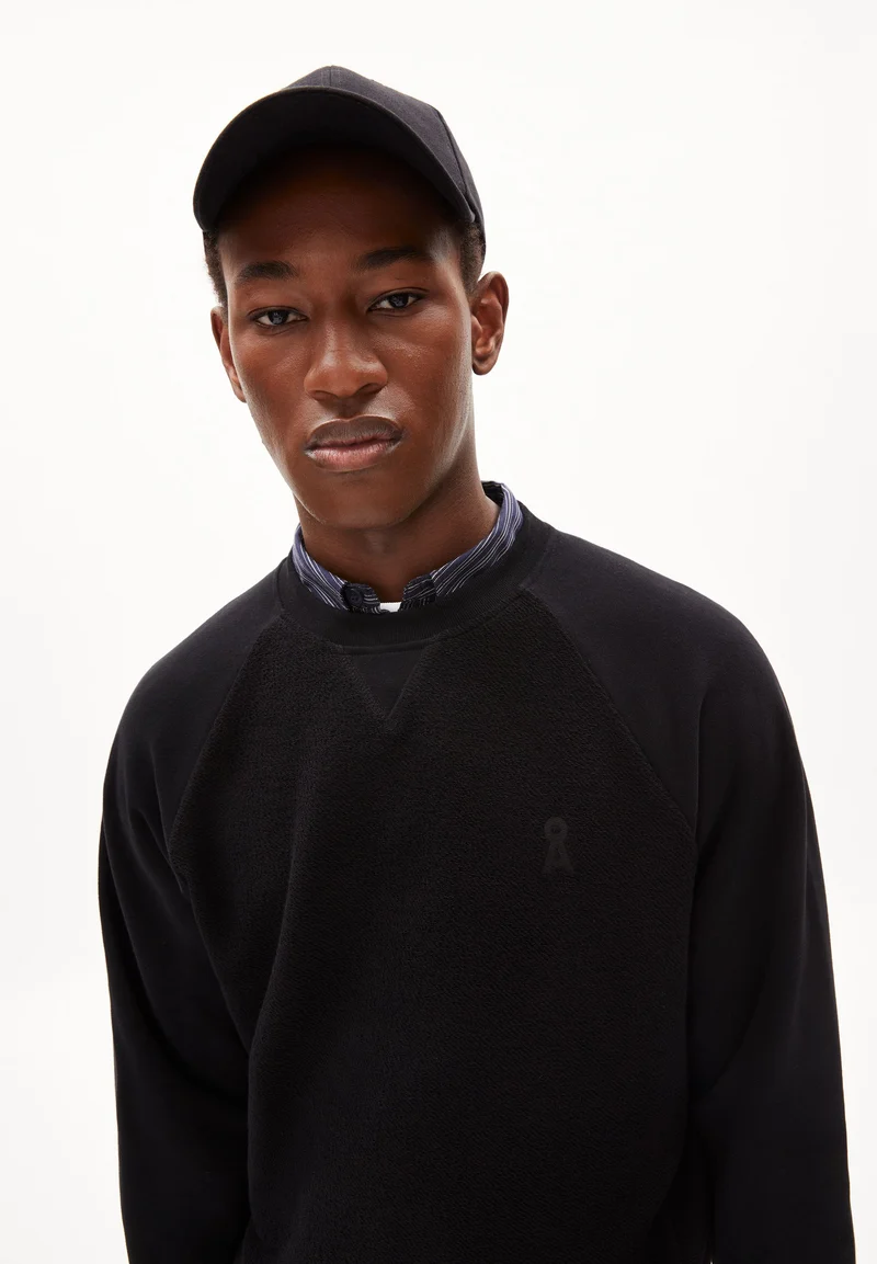 NIKOLAAR | black