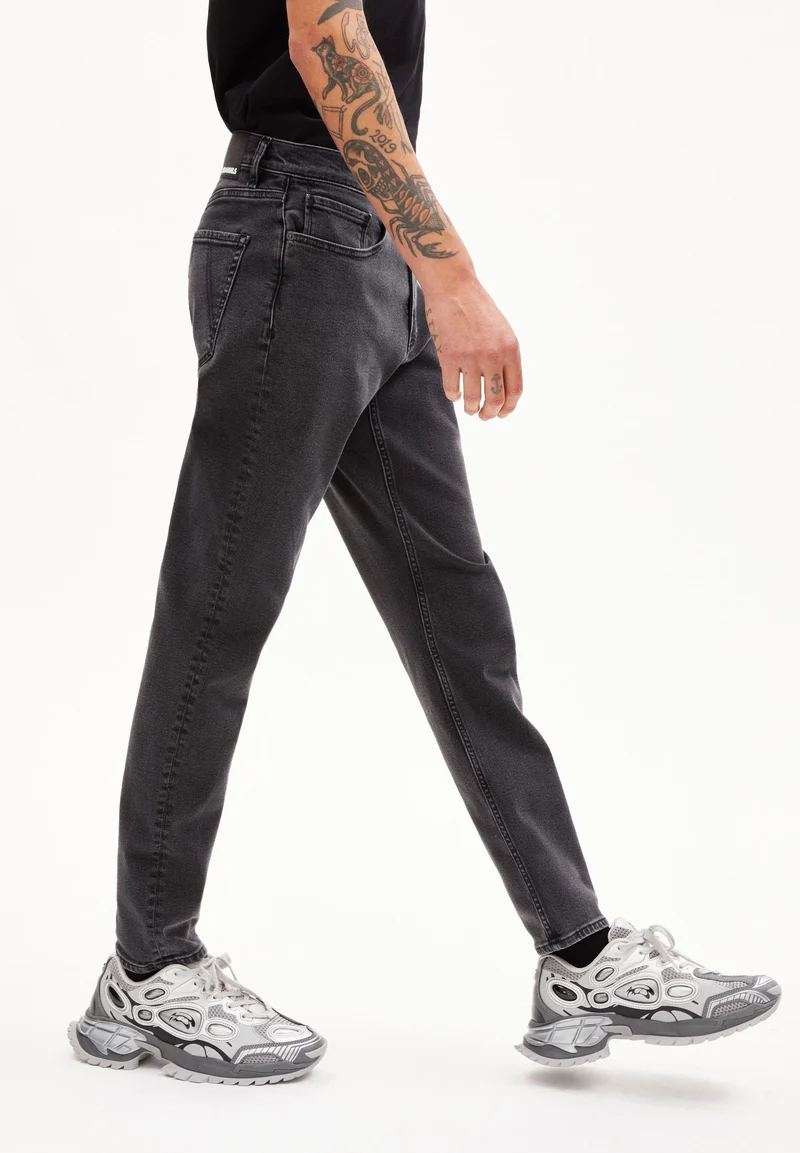 AARJO TARPA TAPERED JEANS | smoked