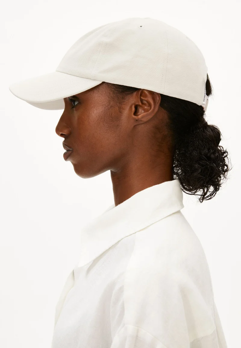 YENAAS BOLD KAPPE | oatmilk-black