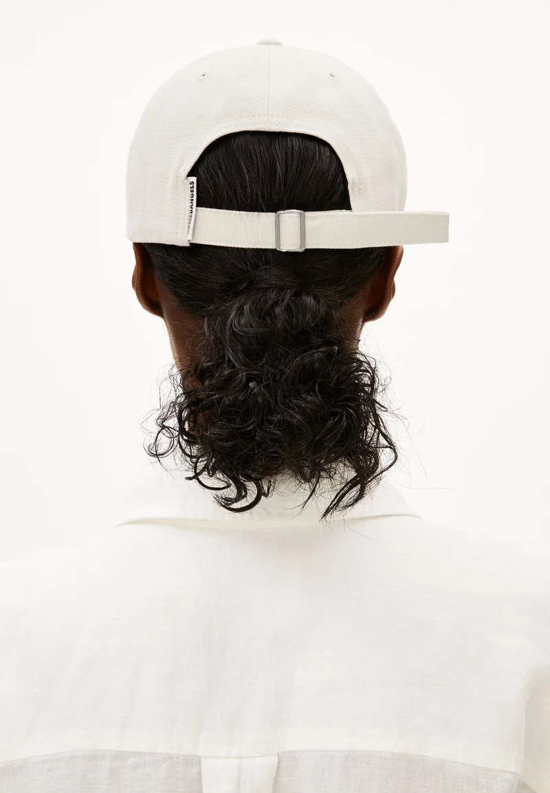 YENAAS BOLD KAPPE | oatmilk-black