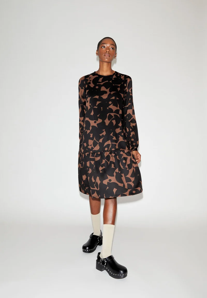 ANINAA ABSTRACT A | deep brown