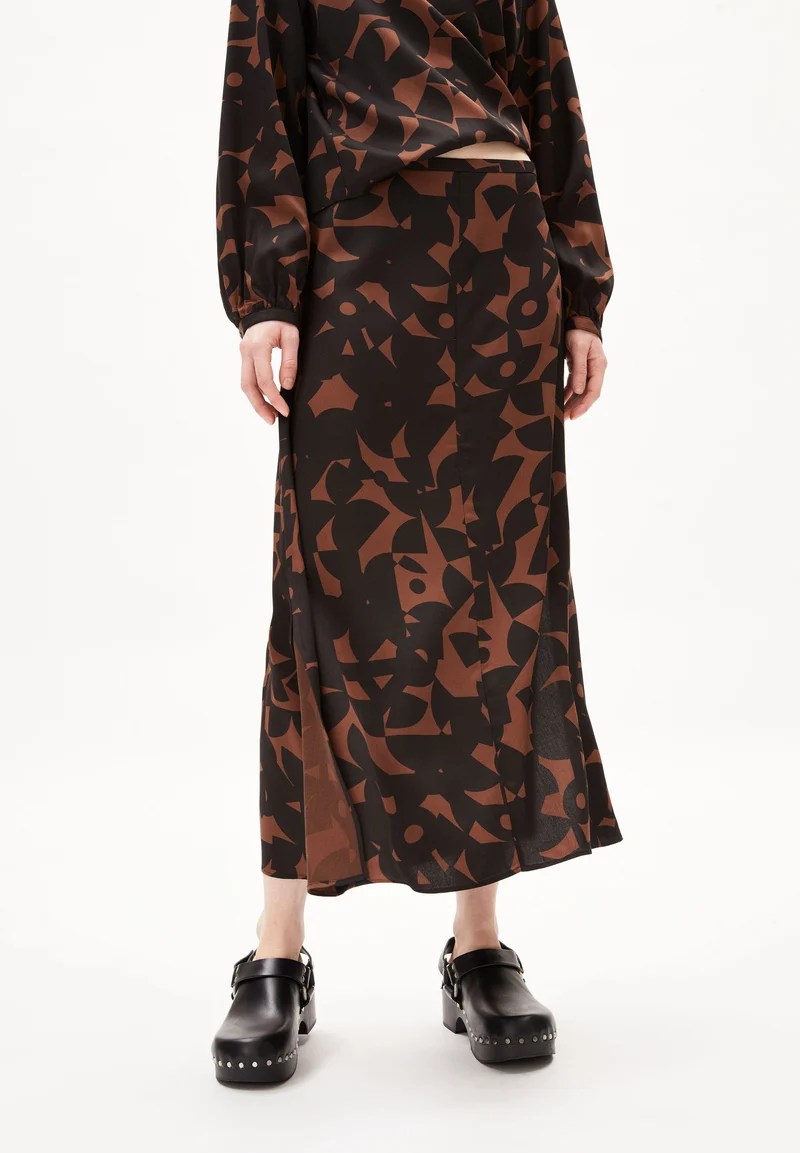 ARAACE ABSTRACT A | deep brown
