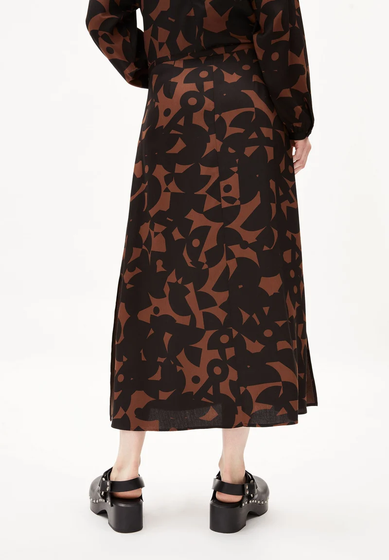 ARAACE ABSTRACT A | deep brown
