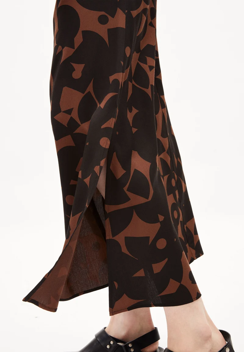 ARAACE ABSTRACT A | deep brown