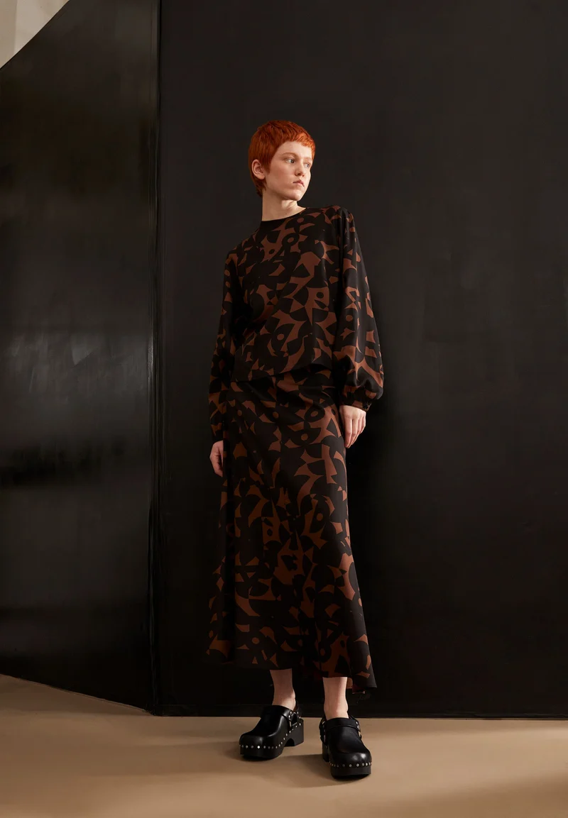 ARAACE ABSTRACT A | deep brown