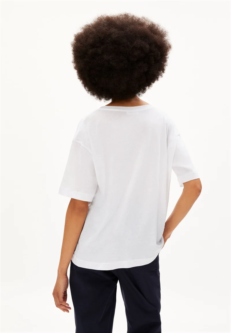 DEMIKAA | white