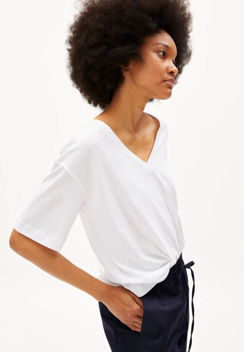DEMIKAA | white