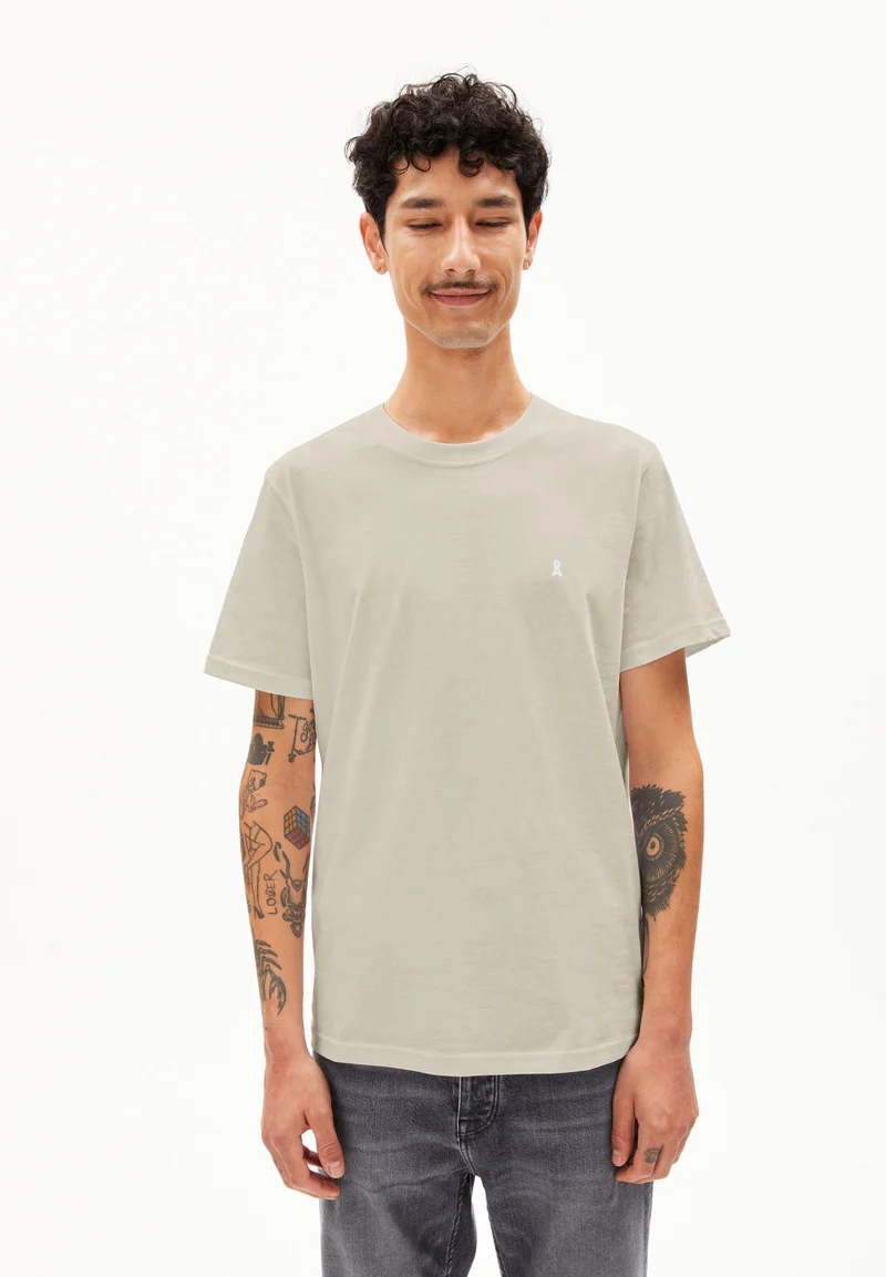 LAARON T-SHIRT | sandstone