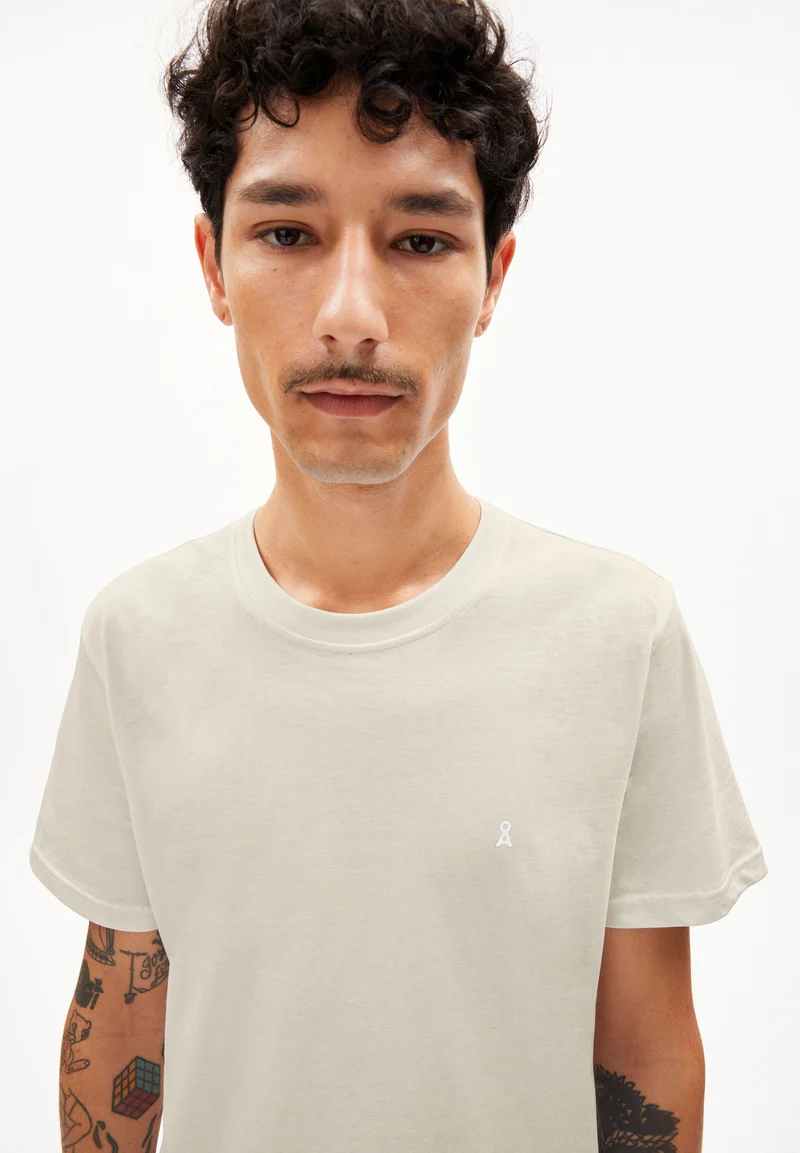 LAARON T-SHIRT | sandstone
