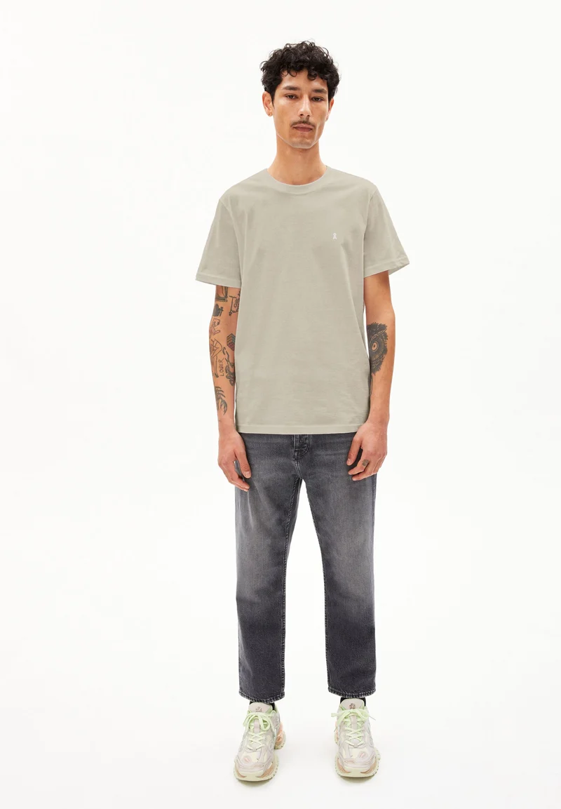 LAARON T-SHIRT | sandstone