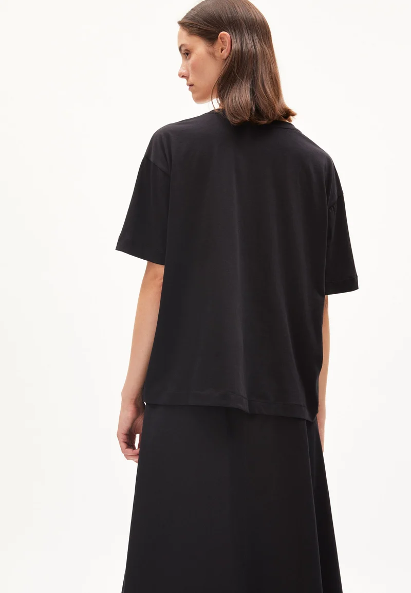 DEMIKAA | black