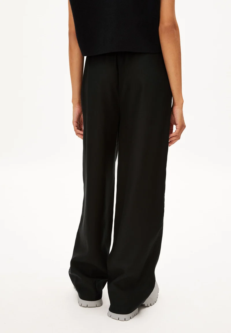 NOVAALIE | black