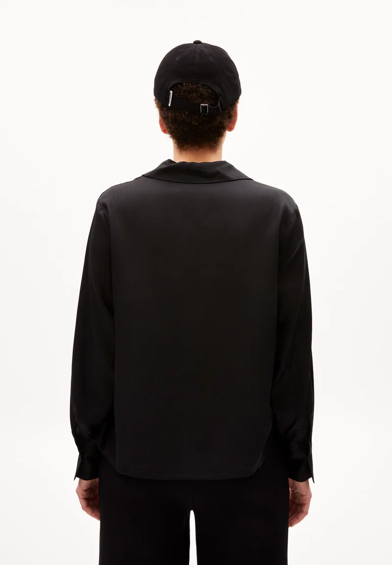 LUISAA | black