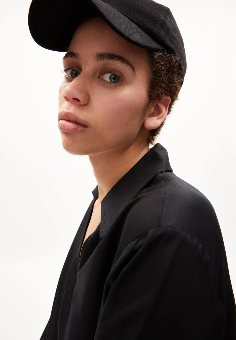 LUISAA | black
