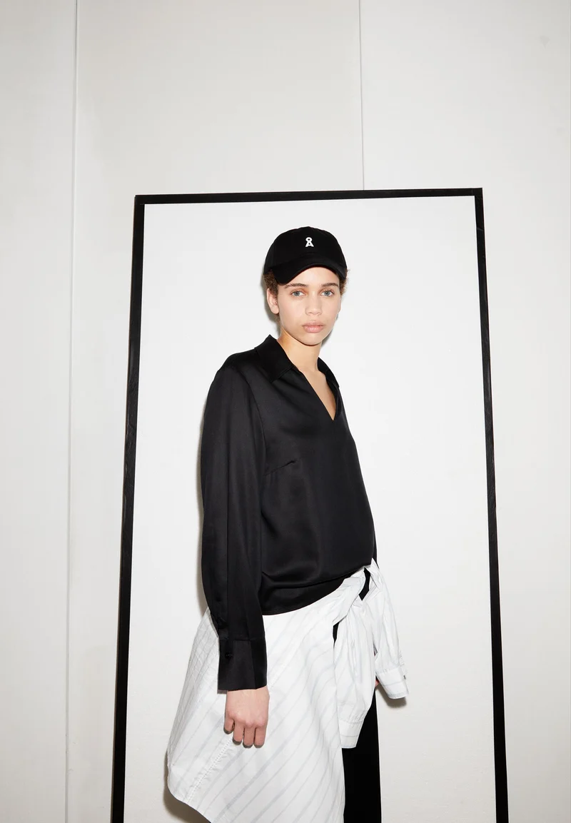 LUISAA | black