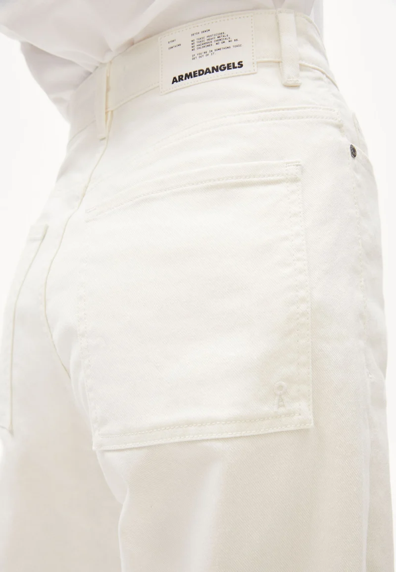 ANDRAA | white