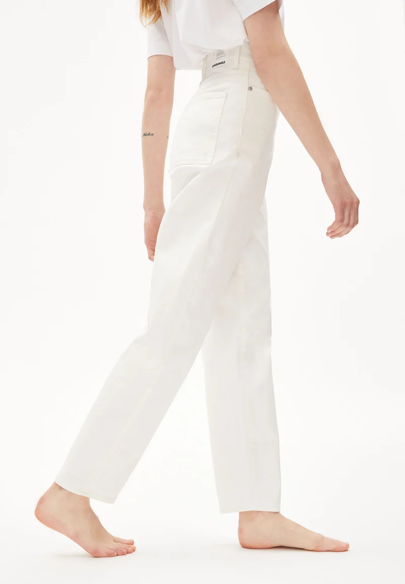 ANDRAA | white