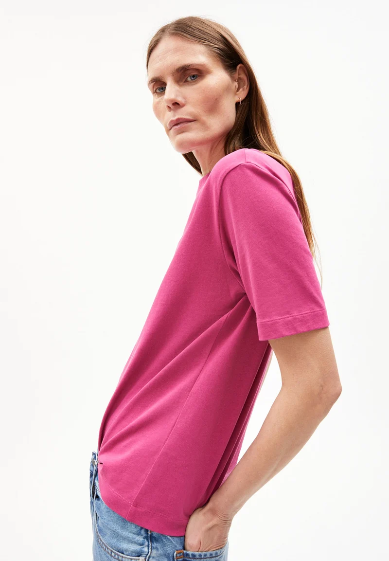 TARJAA T-SHIRT | crushed berry