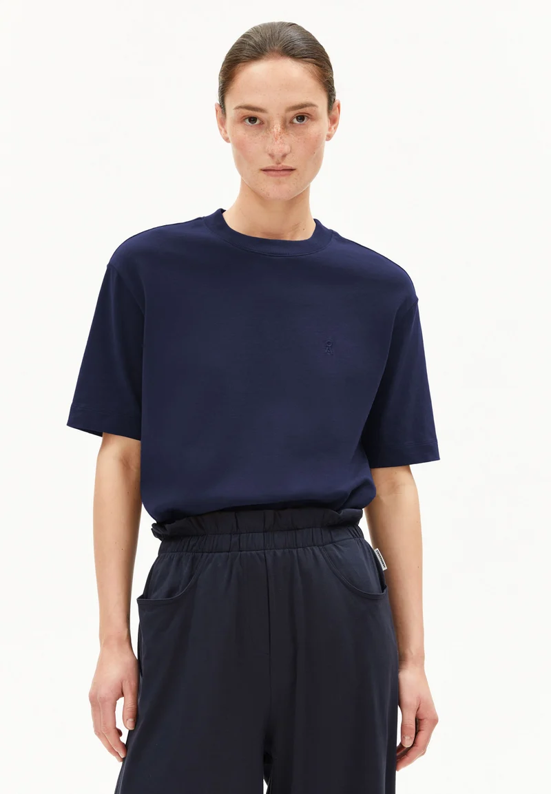 TARJAA T-SHIRT | tinted navy
