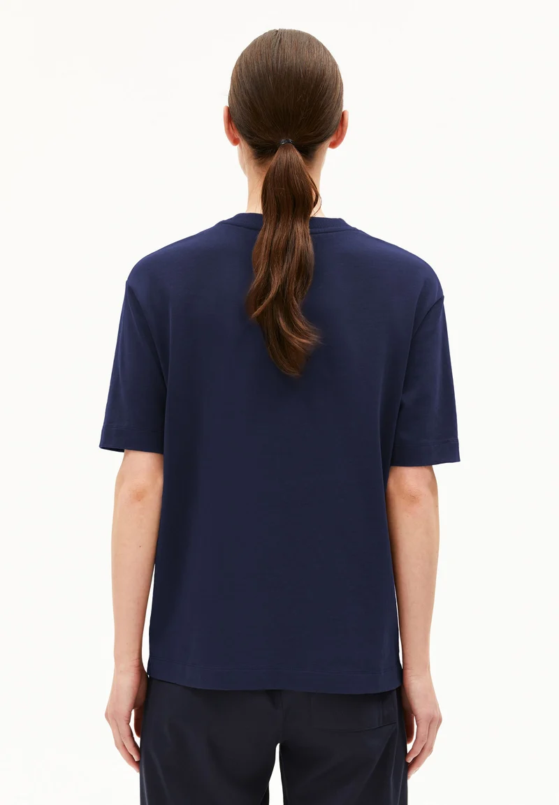 TARJAA T-SHIRT | tinted navy