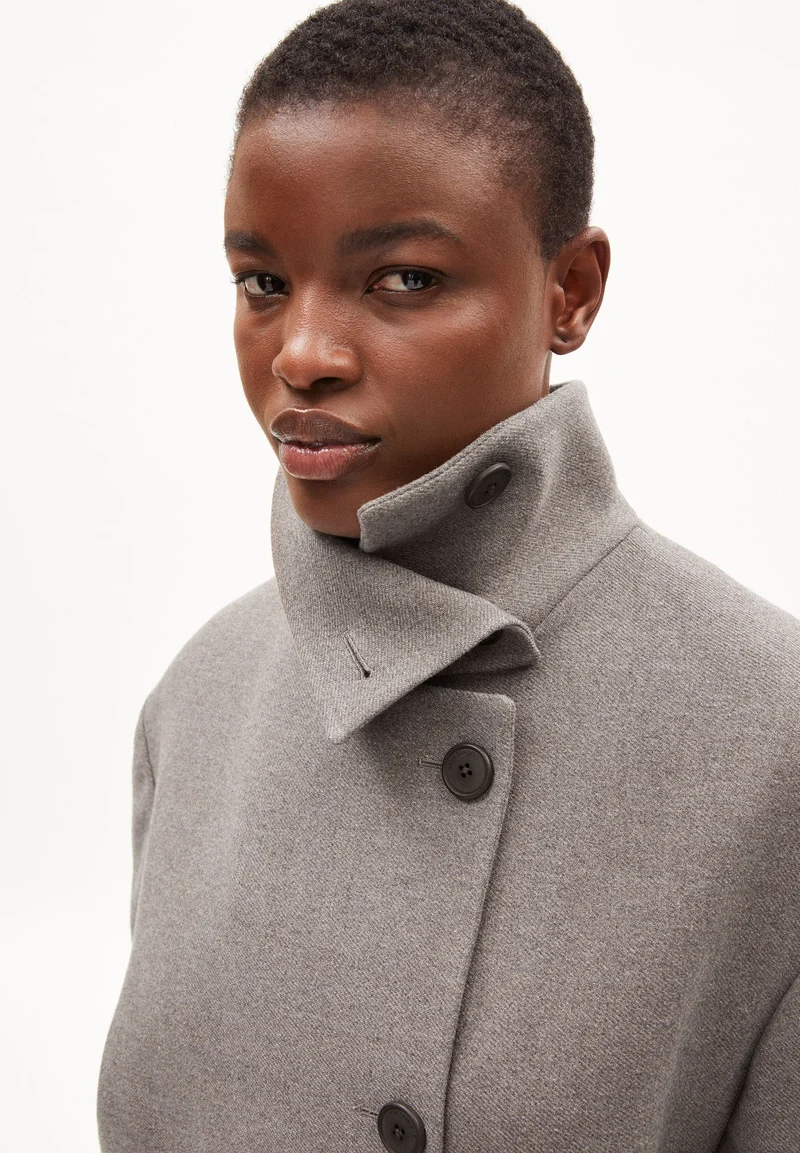 MAJELAA WOLLMANTEL | dark caramel melange