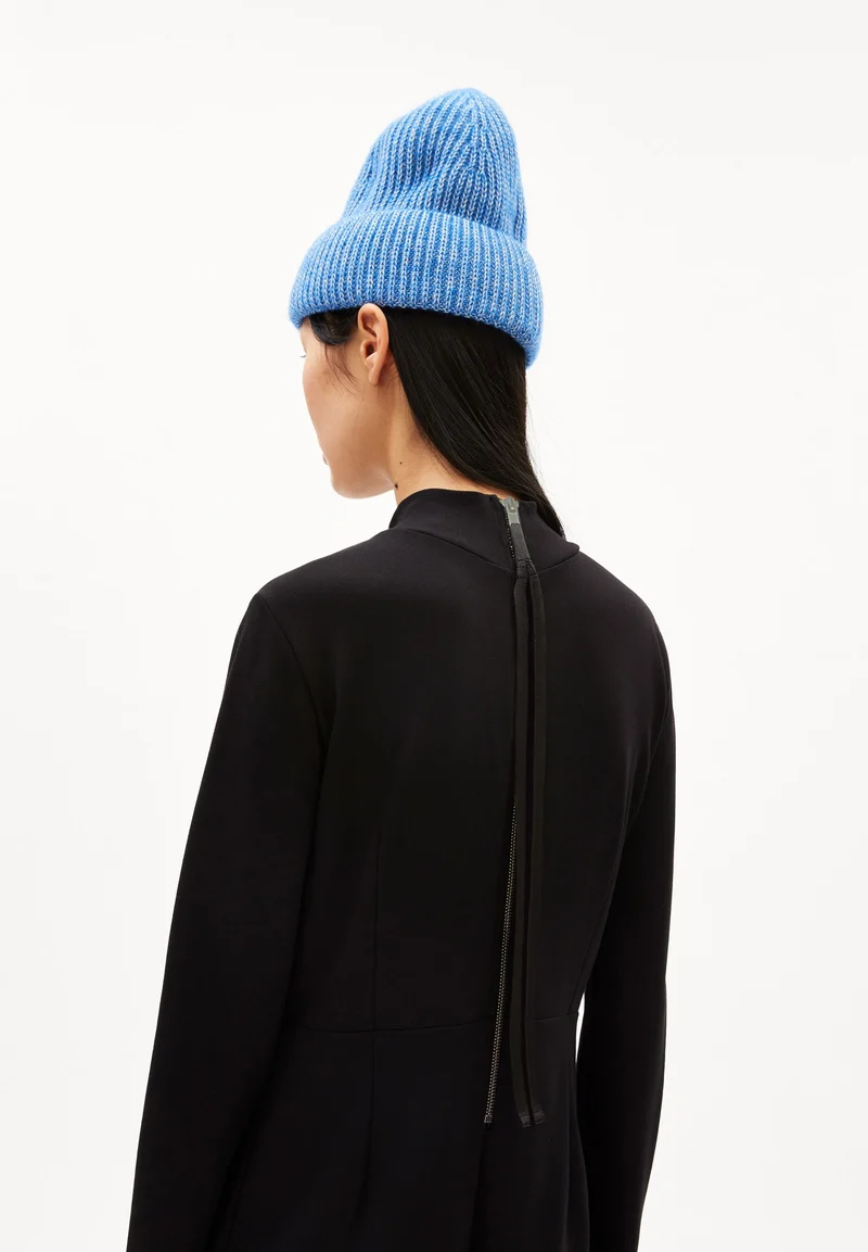 MARGARIDAA | black
