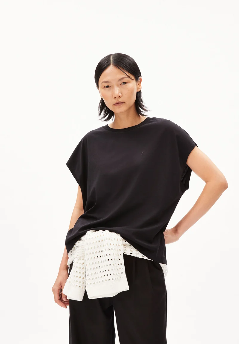 INAARA | black
