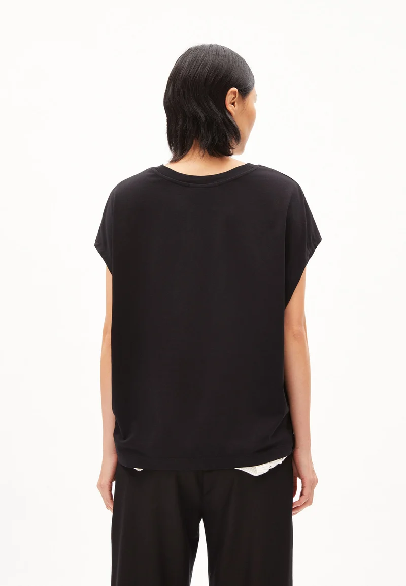INAARA | black