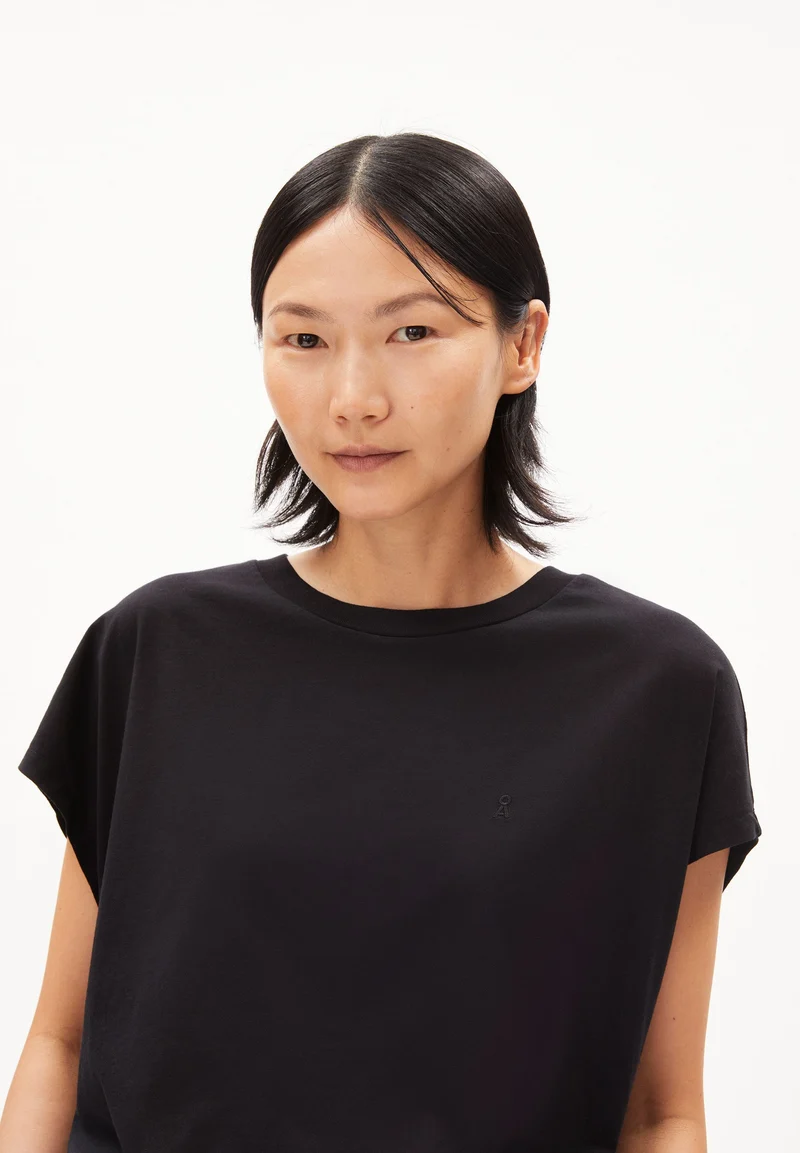 INAARA | black