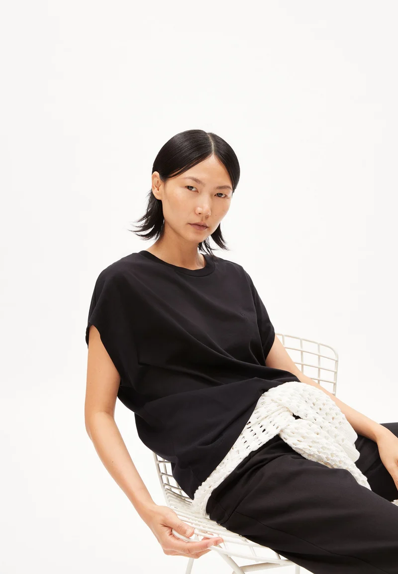 INAARA | black