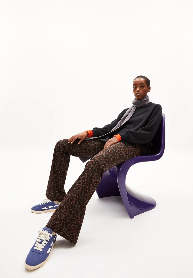 DONNAA ABSTRACT | deep brown